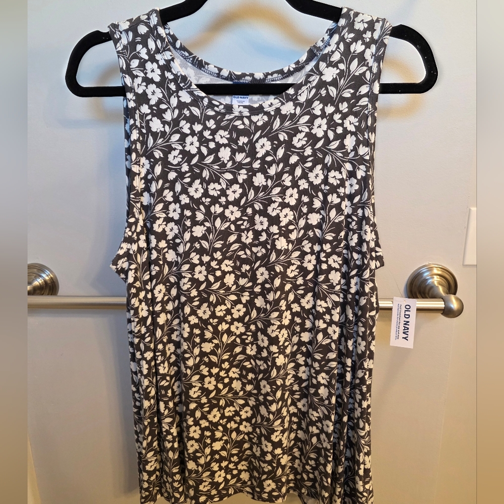 Old Navy Black and White Sleeveless Tank Top